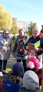 Radviliškio viešosios bibliotekos Vaikų literatūros skyrius dalyvauja socialinių partnerių – miesto lopšelio-darželio „Eglutė“ „Želmenėlių“ grupės – skaitymo skatinimo projekte „Kas į pasaką sudėta...“