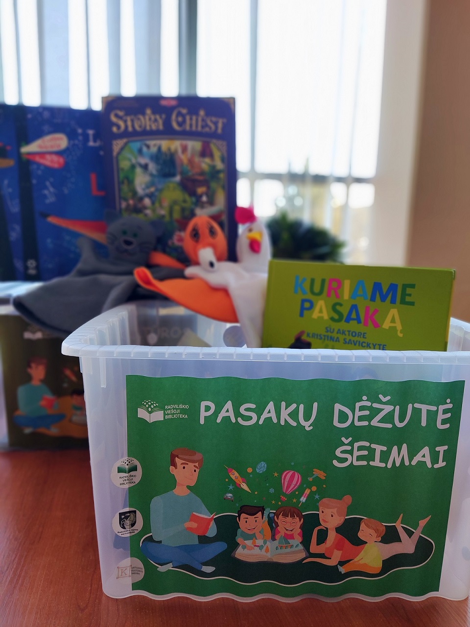 Radviliškio viešojoje bibliotekoje naujovė – dvi keliaujančios dėžutės šeimai